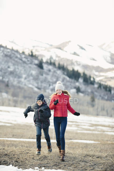 Brother and sister running — Stock Photo