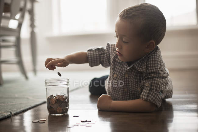Хлопчик грає з монетами — стокове фото