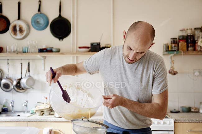 Panadero trabajando en una cocina - foto de stock