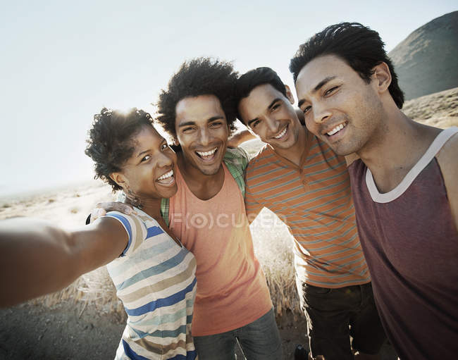 Amigos posando para un selfy - foto de stock