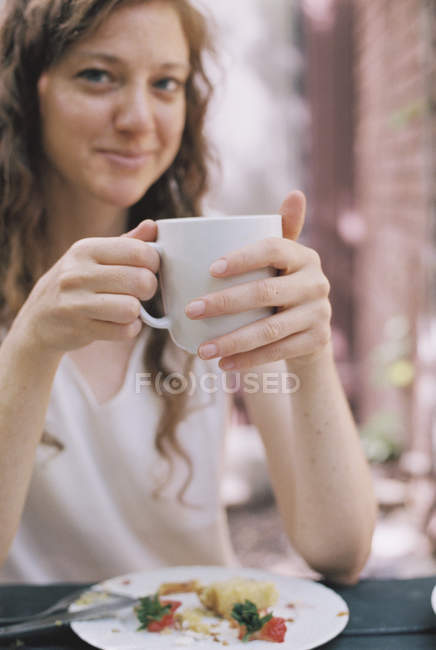 Femme tenant une tasse de thé . — Photo de stock