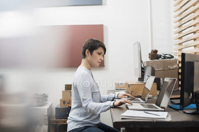 Женщина в домашнем офисе — стоковое фото