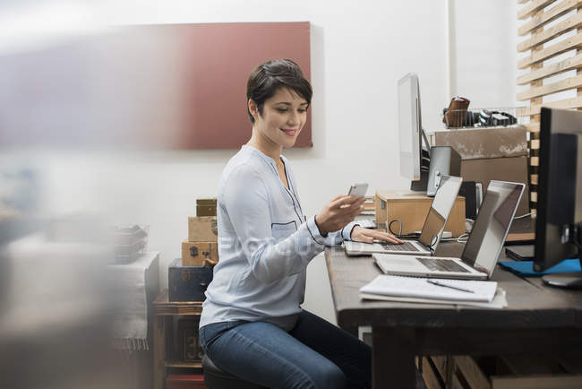 Женщина в домашнем офисе — стоковое фото