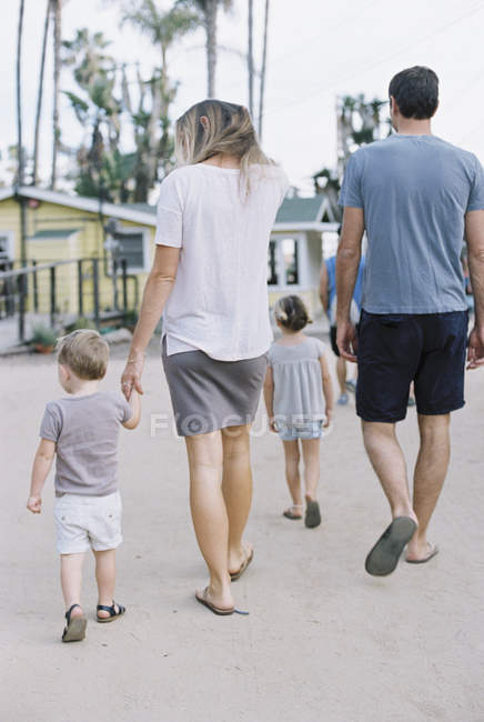 Coppia che cammina con figlio e figlia . — Foto stock
