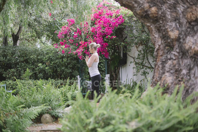 Mulher fazendo ioga em um jardim
. — Fotografia de Stock