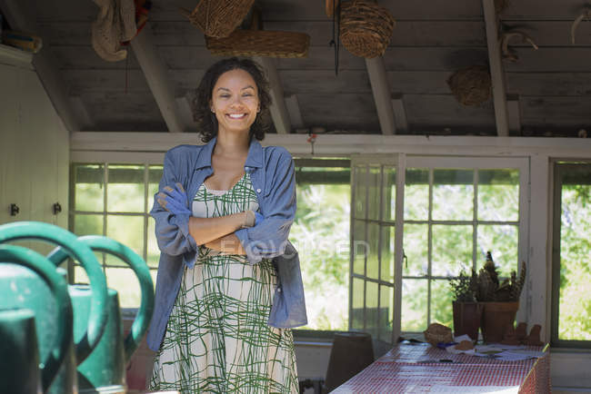Junge Frau in einer Bauernküche — Stockfoto