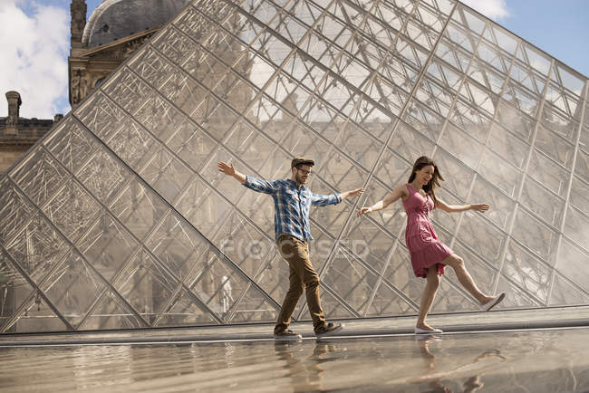 Couple in the courtyard of the Louvre museum — Stock Photo