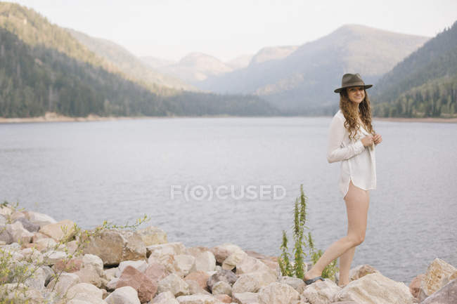 Mulher de chapéu e camisa branca — Fotografia de Stock