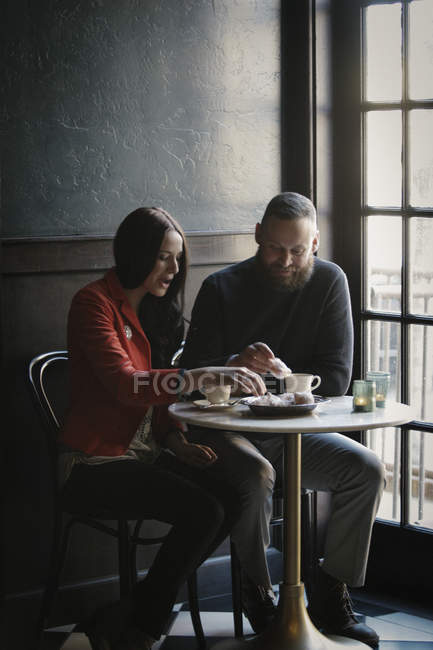 Casal sentado lado a lado — Fotografia de Stock