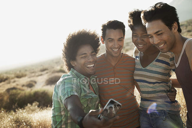 Amigos posando para um selfy — Fotografia de Stock