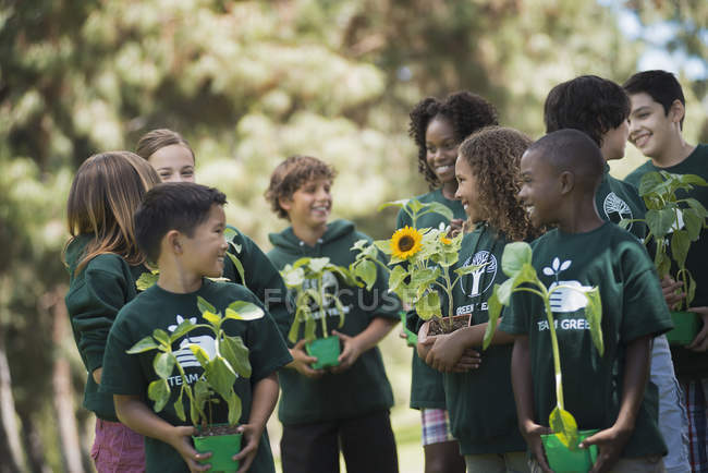 Діти дізнаються про рослини і квіти — стокове фото