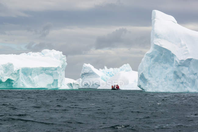 Gruppo di persone in gommone in Antartide . — Foto stock
