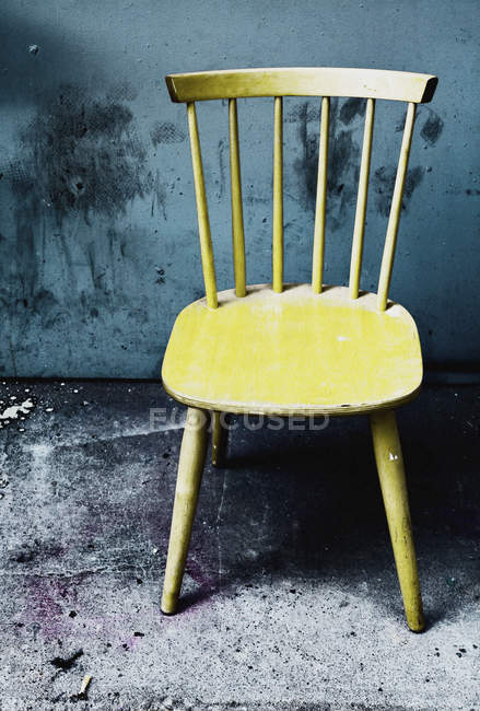 Chaise en bois dans l'allée . — Photo de stock