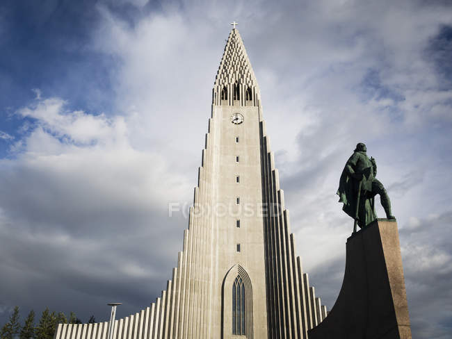 Torre della chiesa moderna e statua — Foto stock