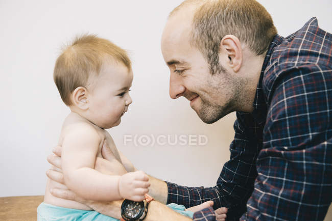Bebé niña y su padre - foto de stock