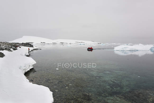 Gruppo di persone in gommone in Antartide . — Foto stock