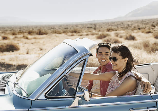 Couple en cabriolet bleu pâle — Photo de stock