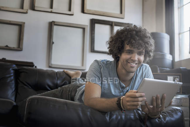Uomo che utilizza un tablet digitale . — Foto stock