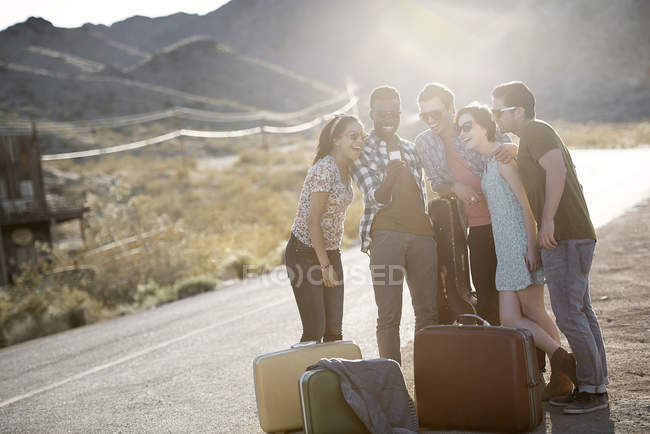 Menschen mit Koffern unterwegs — Stockfoto