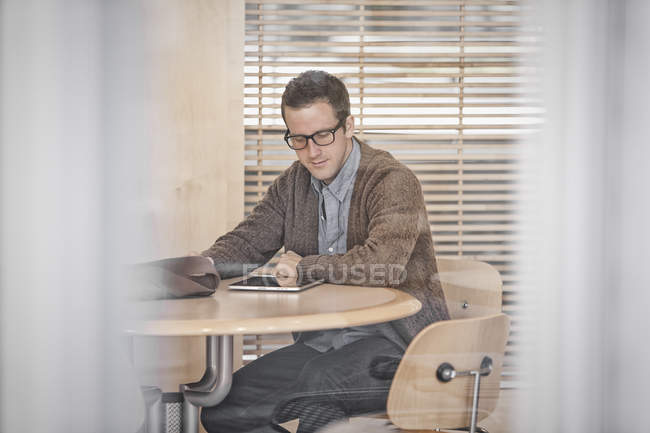 Hombre usando una tableta digital - foto de stock