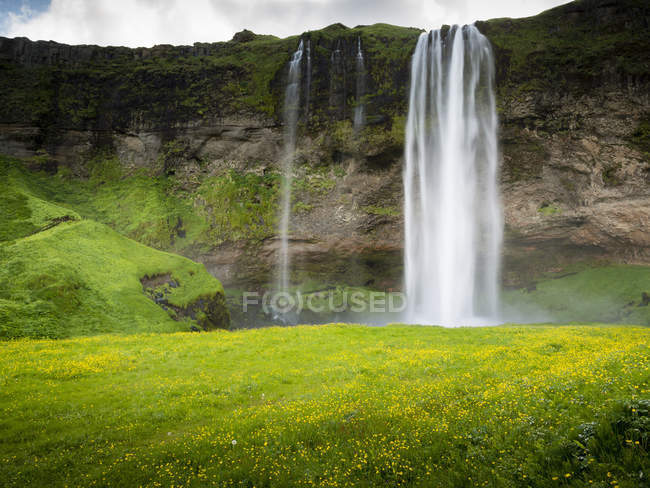 Waterfall cascade over cliff. — Stock Photo