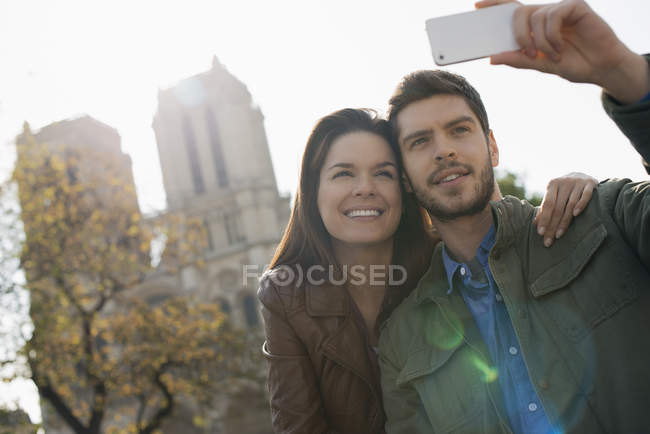 Pareja tomando una selfie en el teléfono - foto de stock