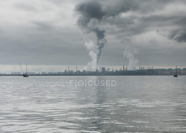 Fumo dalla raffineria di petrolio — Foto stock