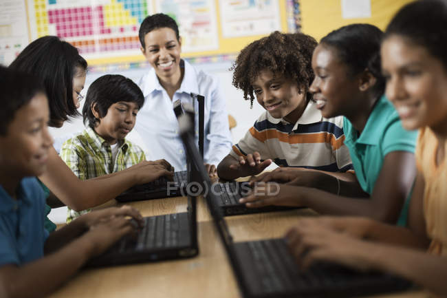 Студентов, использующих ноутбуки в уроке . — стоковое фото