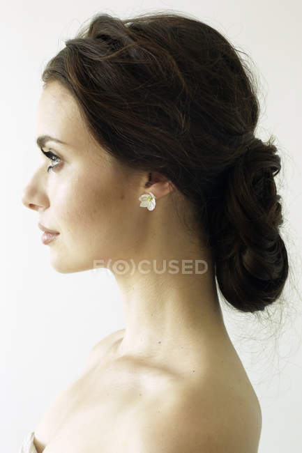 Женщина с каштановыми волосами — стоковое фото