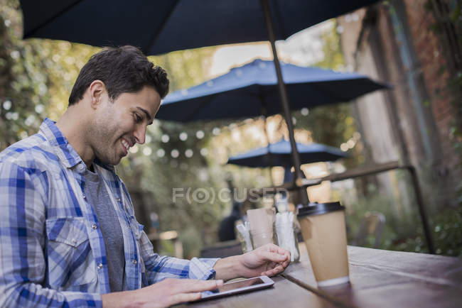 Чоловік сидить за столом у кафе — стокове фото