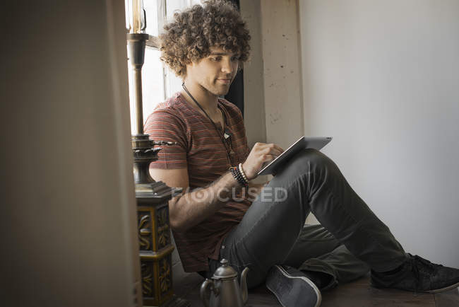 Hombre usando una tableta digital . - foto de stock
