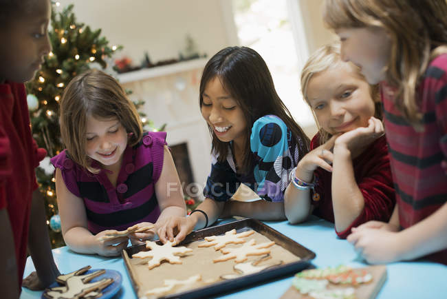 Niños decorando galletas orgánicas de Navidad - foto de stock