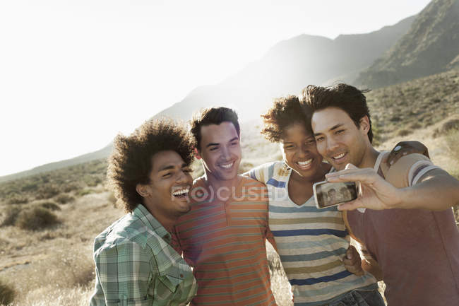 Amigos juntos posando para um selfy — Fotografia de Stock