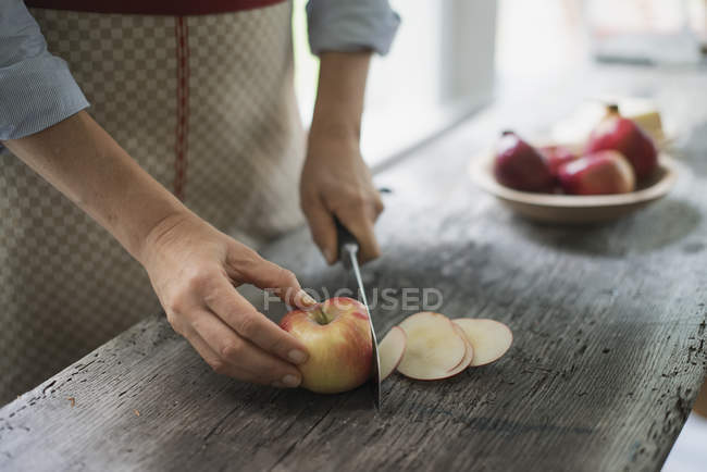 Людина вирізає органічне яблуко . — стокове фото