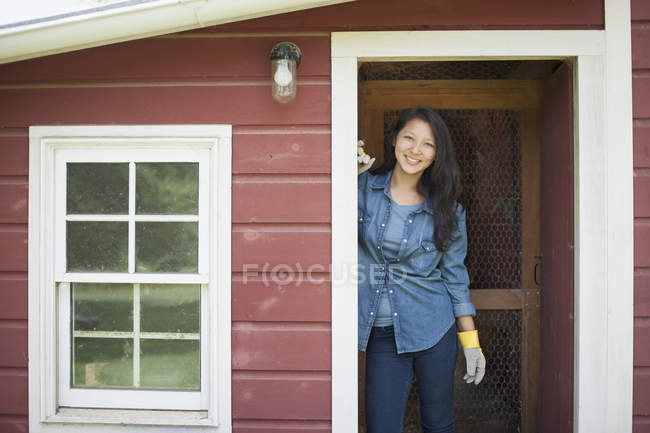 Mujer en una granja tradicional - foto de stock