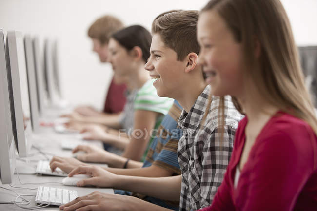 Студенты компьютерного класса — стоковое фото
