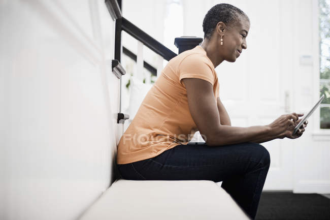 Mulher usando um tablet digital. — Fotografia de Stock