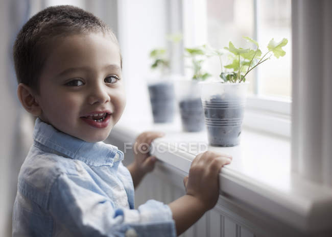 Молодой мальчик на молодых растениях — стоковое фото