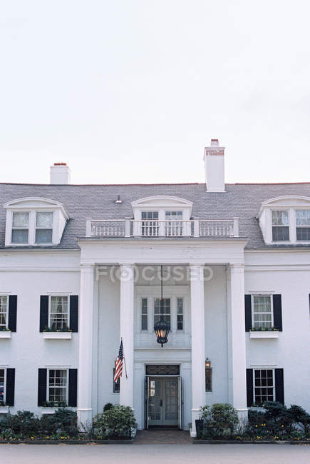 Hotel facade with pillars and grand entrance — Stock Photo