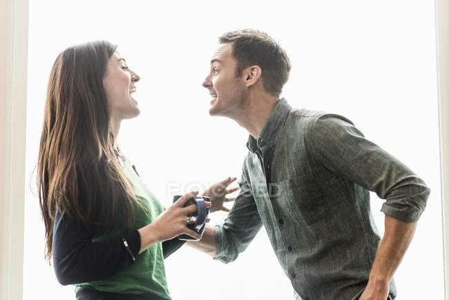 Uomo e donna parlando — Foto stock