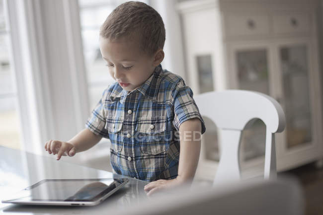 Маленька дитина використовує цифровий планшет — стокове фото