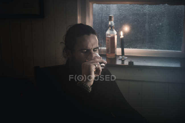 Mann trinkt aus einem Glas. — Stockfoto