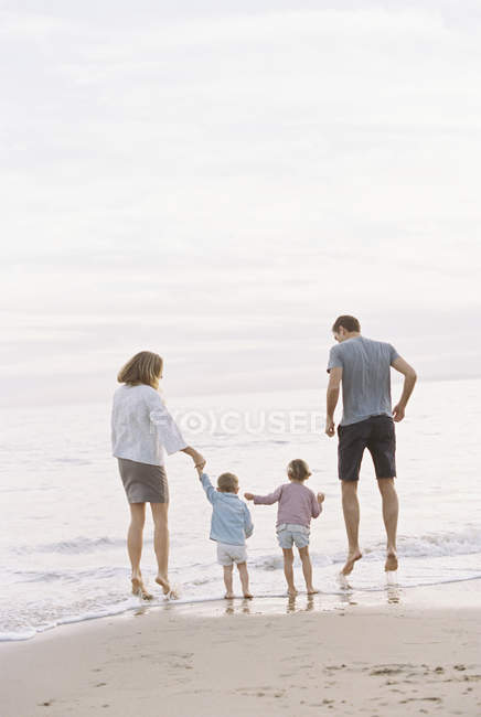 Casal brincando com seu filho e filha — Fotografia de Stock