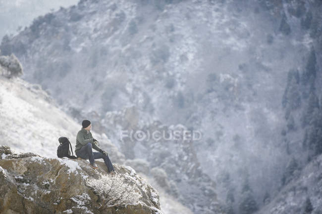 Caminhante masculino nas montanhas — Fotografia de Stock