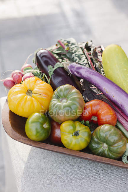 Ciotola di legno con verdure fresche — Foto stock