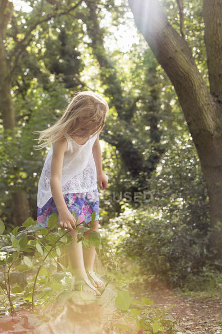 Jovem menina na floresta . — Fotografia de Stock