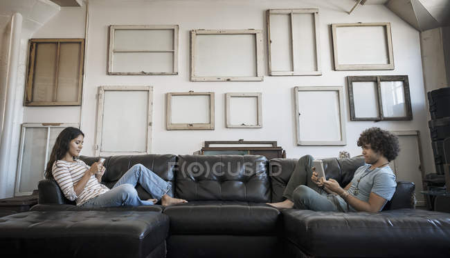 Пара сидить на дивані — стокове фото
