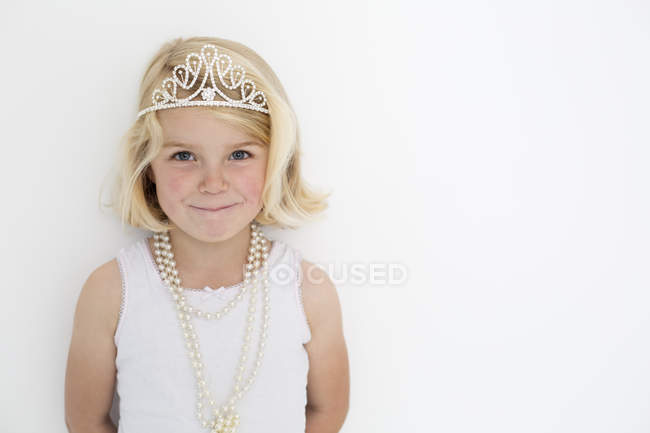 Giovane ragazza che indossa una tiara — Foto stock