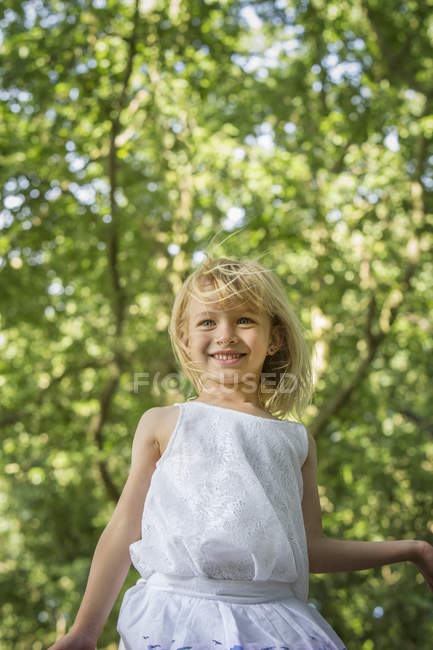 Jeune fille dans la forêt . — Photo de stock