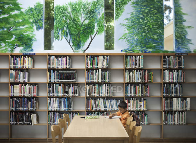 Criança estudando seus livros
. — Fotografia de Stock